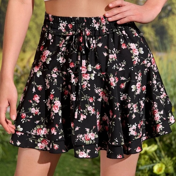 NWOT M FLORAL RUFFLE MINI SKIRT - Picture 2 of 6
